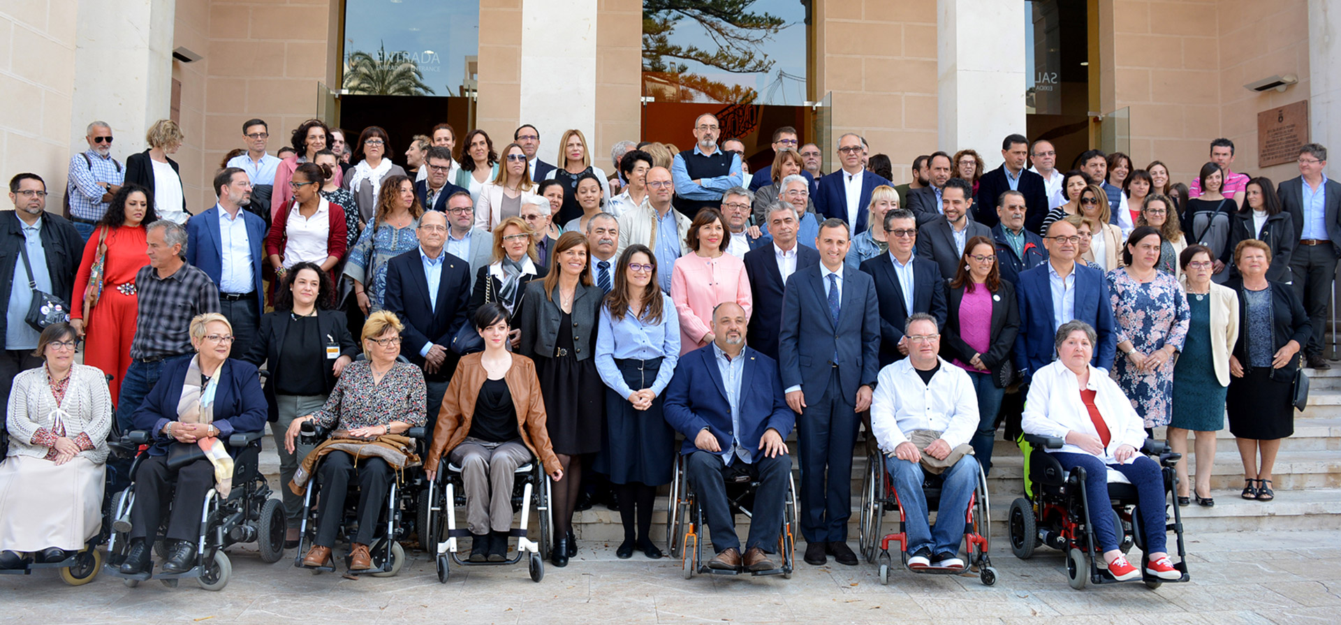 Foto de familia del 30 aniversario de COCEMFE Alicante
