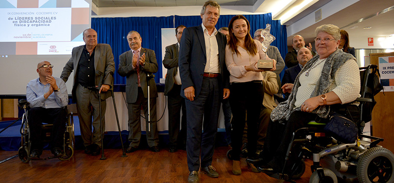 Josep Mascarell y Ana Casales reciben el premios de manos de Josefina Mora