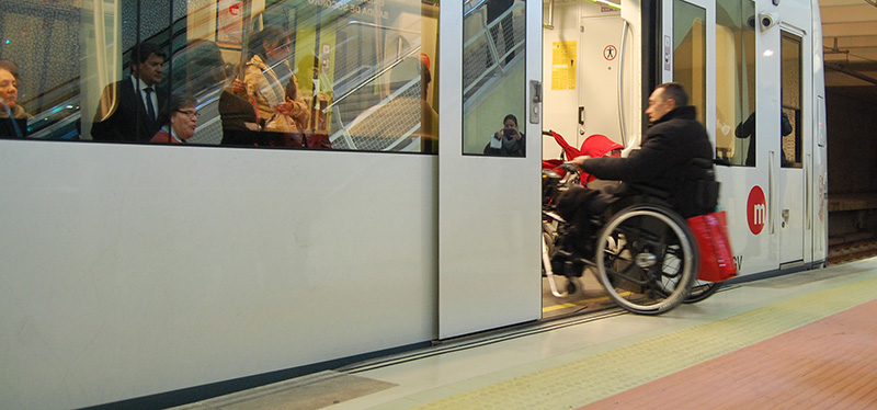 Usuario con la movilidad reducida en Metrovalencia