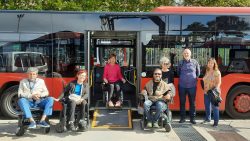 COCEMFE CV pide mejorar las rampas automáticas de los nuevos autobuses de la EMT por ser inestables para las personas usuarias de sillas de ruedas